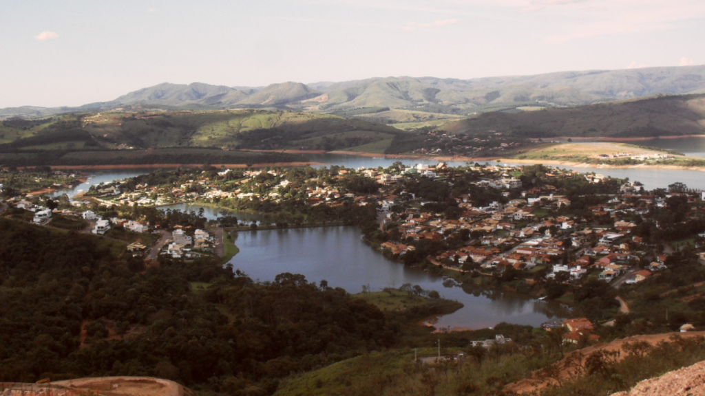 Criado em 1960, o "Mar de Minas" surpreende com cânions de quartzo e um dos maiores lagos artificiais do Brasil