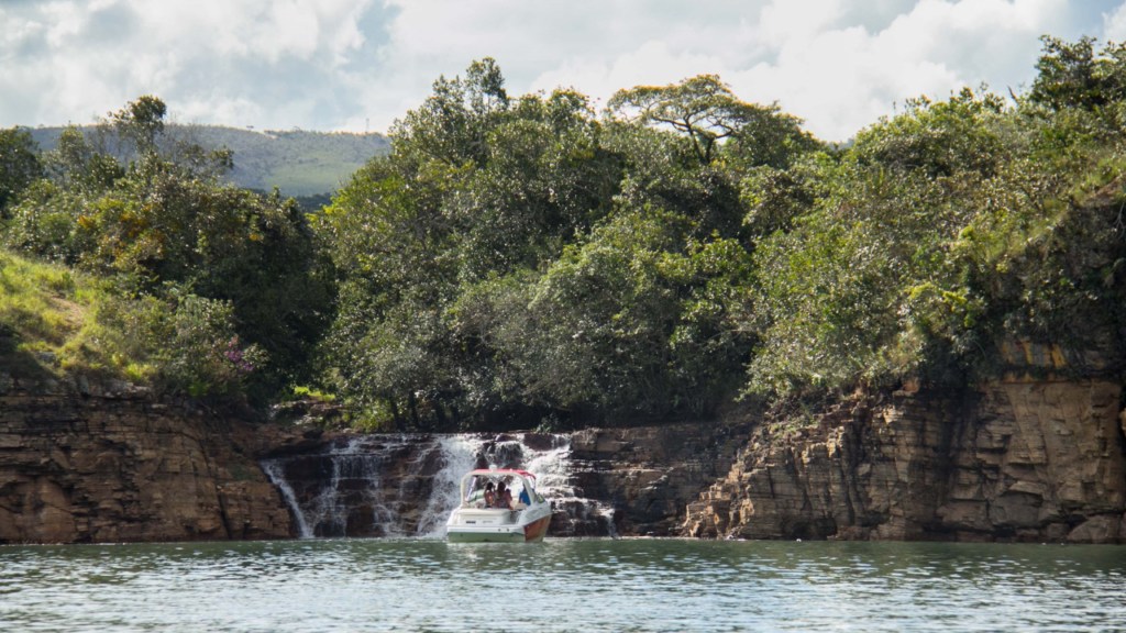 Criado em 1960, o "Mar de Minas" surpreende com cânions de quartzo e um dos maiores lagos artificiais do Brasil