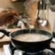 Colocar uma colher de vinagre no preparo do arroz: para que serve e por que é recomendado