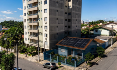 Vizinho constrói prédio de 8 andares, bloqueia 100% dos painéis solares da casa ao lado e é obrigado a pagar R$ 4.500 por mês