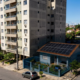 Vizinho constrói prédio de 8 andares, bloqueia 100% dos painéis solares da casa ao lado e é obrigado a pagar R$ 4.500 por mês