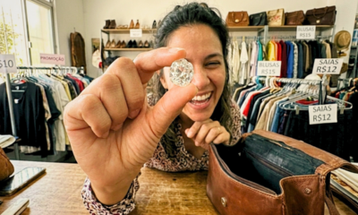 Mulher compra bolsa de R$ 40 em brechó, acha diamante de 3 quilates no forro e tribunal garante a posse após 12 meses de buscas pelo dono