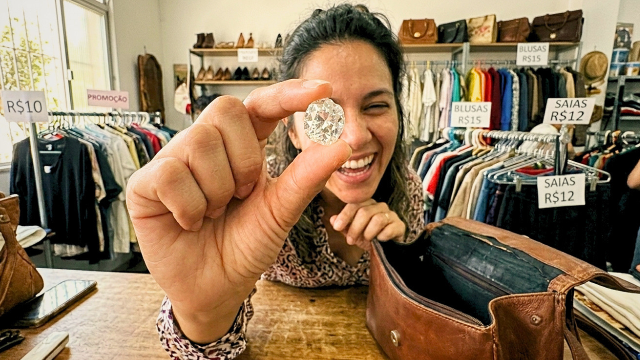 Mulher compra bolsa de R$ 40 em brechó, acha diamante de 3 quilates no forro e tribunal garante a posse após 12 meses de buscas pelo dono