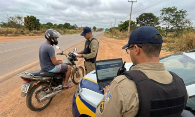Motociclista que conduzia de chinelo é abordado, recebe multa de R$ 130,16 e autoridades descobrem moto com mais de R$ 100 mil em multas acumuladas