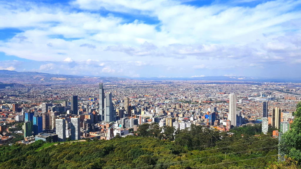 A capital mais alta que aeroportos a 2.640 metros onde o frio, os museus e as montanhas criam um dos destinos mais surpreendentes da Colômbia