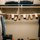 Colocar rolos de papel higiênico vazios no varão do guarda-roupa: para que serve e o que acontece com as calças dobradas