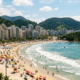 A "Pérola do Atlântico" com 27 praias e litoral em formato de dragão a 98 km de São Paulo