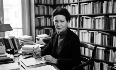 Citação do dia de Simone de Beauvoir: "Que nada nos defina, que nada nos sujeite. Que a liberdade seja a nossa própria substância." Lições sobre autonomia, o peso das escolhas e a coragem de recusar destinos prontos