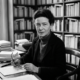 Citação do dia de Simone de Beauvoir: "Que nada nos defina, que nada nos sujeite. Que a liberdade seja a nossa própria substância." Lições sobre autonomia, o peso das escolhas e a coragem de recusar destinos prontos
