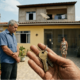 Genro investe R$ 120 mil levantando casa de dois andares no quintal da sogra, o casamento acaba 4 anos depois e ele perde a chave e o imóvel porque a lei dá a propriedade à dona da terra