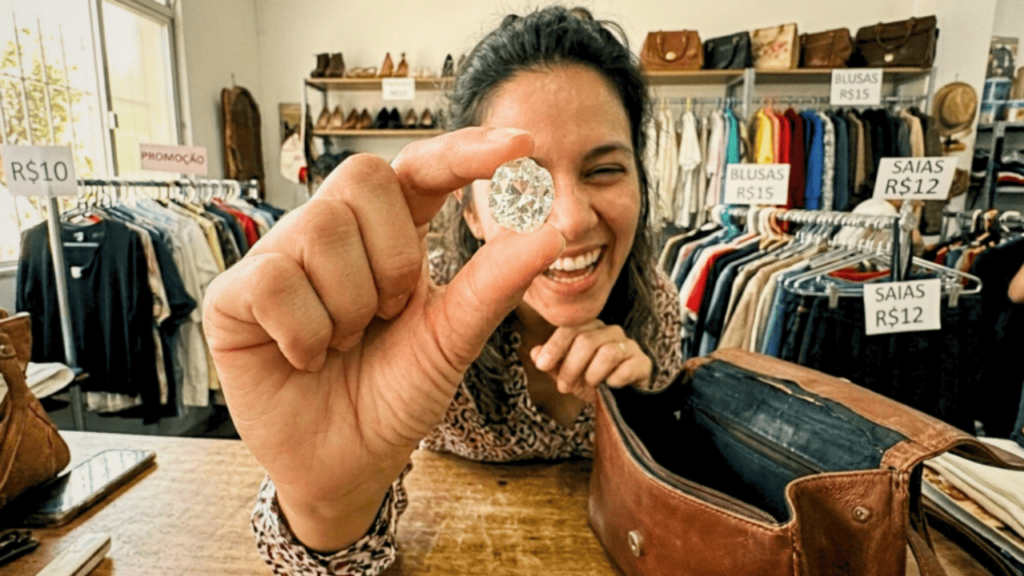 Mulher compra bolsa de R$ 40 em brechó, acha diamante de 3 quilates no forro e tribunal garante a posse após 12 meses de buscas pelo dono