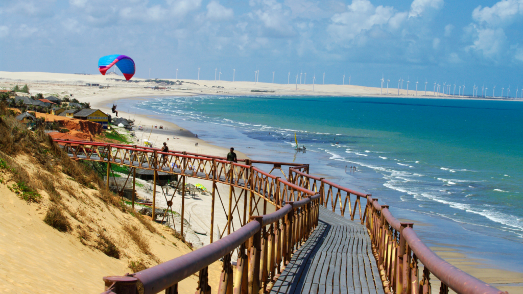 A Terra dos Bons Ventos encanta com montanhas vermelhas em plena na praia mais famosa do Ceará e um centro tombado pelo IPHAN