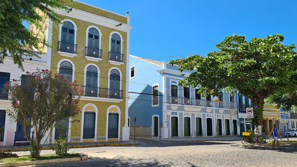 A Terra dos Bons Ventos encanta com montanhas vermelhas em plena na praia mais famosa do Ceará e um centro tombado pelo IPHAN