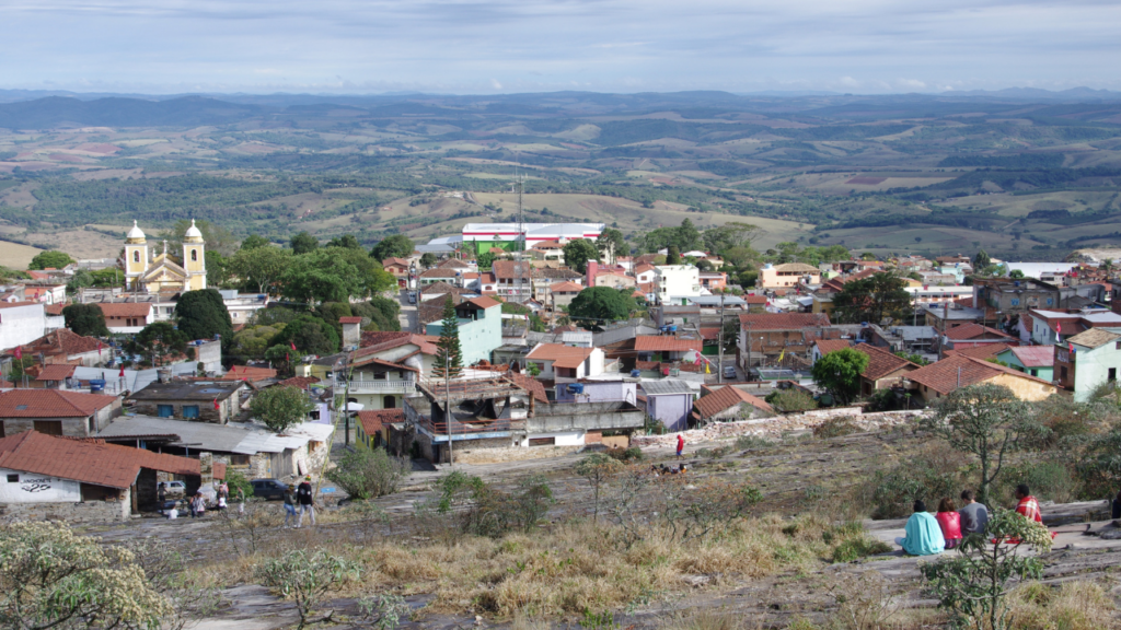 A pequena vila mineira a 1.440 metros que nasceu de uma lenda do século XVIII e encanta nas montanhas da Serra da Mantiqueira