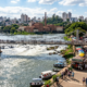 A cidade batizada de "lugar onde o peixe para" abriga o mais antigo salão de humor do mundo em atividade contínua desde 1974