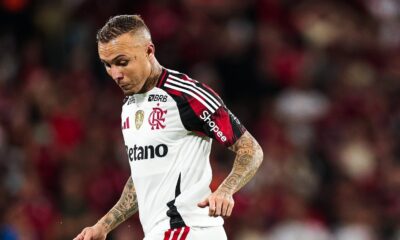 Jogador Everton Cebolinha com camisa do Flamengo, tatuagens, olhando para baixo em campo
