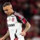 Jogador Everton Cebolinha com camisa do Flamengo, tatuagens, olhando para baixo em campo