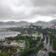Vista aérea do Rio de Janeiro em dia nublado, com montanhas, marina e edifícios