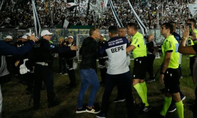 Confusão envolvendo Felipe e Admar Lopes em Vasco x Vitória (Foto: André Durão/ge)