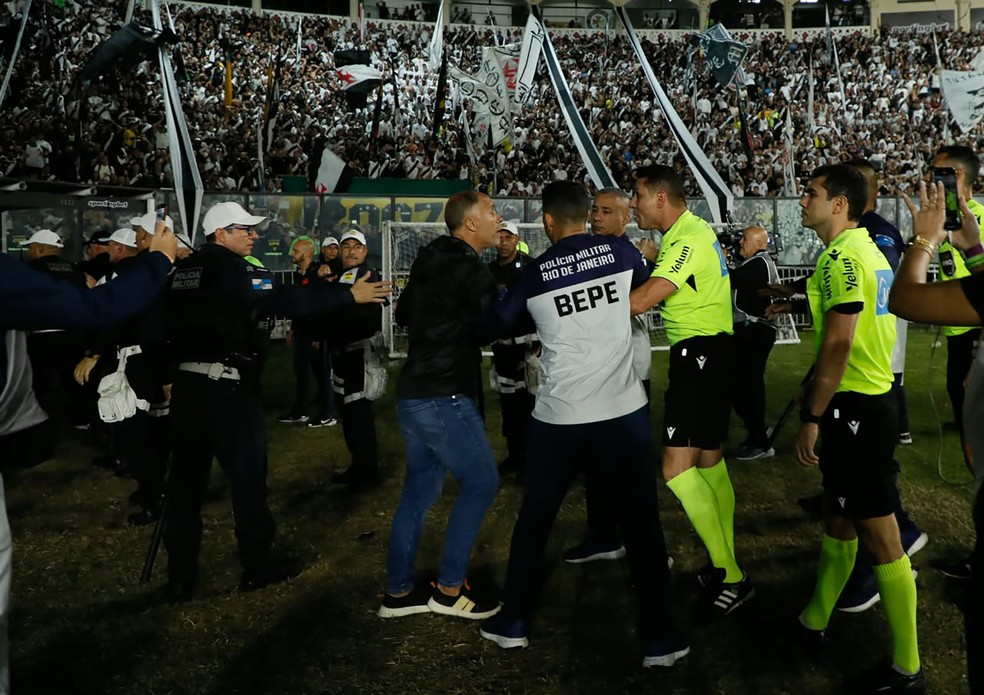Confusão envolvendo Felipe e Admar Lopes em Vasco x Vitória (Foto: André Durão/ge)