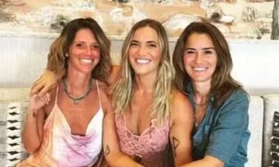 Três mulheres sorrindo, abraçadas, Jenna Weakland à esquerda, Nicole LePera centro e Lauren Galvin à direita