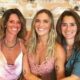 Três mulheres sorrindo, abraçadas, Jenna Weakland à esquerda, Nicole LePera centro e Lauren Galvin à direita