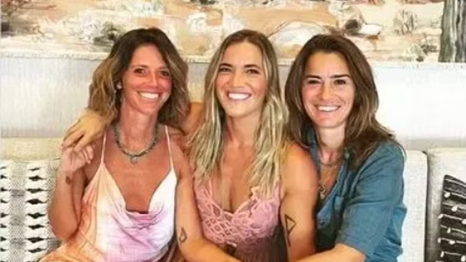 Três mulheres sorrindo, abraçadas, Jenna Weakland à esquerda, Nicole LePera centro e Lauren Galvin à direita