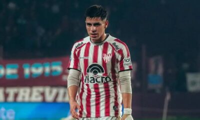 Homem jovem em camisa de futebol listrada vermelha e branca em campo