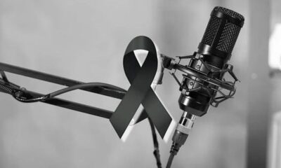 Microfone de rádio profissional com fita preta de luto em preto e branco