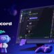 Logotipo Discord, monitor com interface, smartphone com videochamada, robôs e controle em fundo escuro