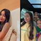 Mulher com cabelo escuro sorrindo na cama. Homem com óculos, mulher, três crianças sorrindo em carro.