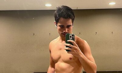Danilo Mesquita, sem camisa, tira selfie no espelho com smartphone verde