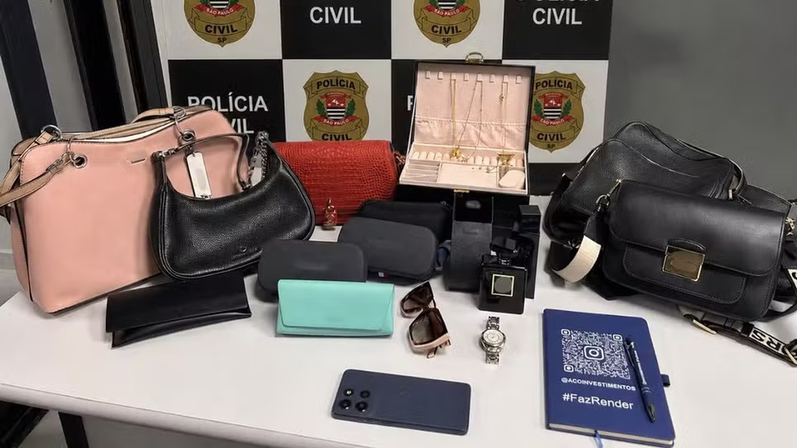 Bolsas de luxo, joias, relógios e outros bens apreendidos pela Polícia Civil