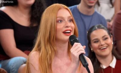 Marina Ruy Barbosa sorrindo e falando em microfone, com a tag #AltasHoras no canto