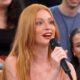 Marina Ruy Barbosa sorrindo e falando em microfone, com a tag #AltasHoras no canto