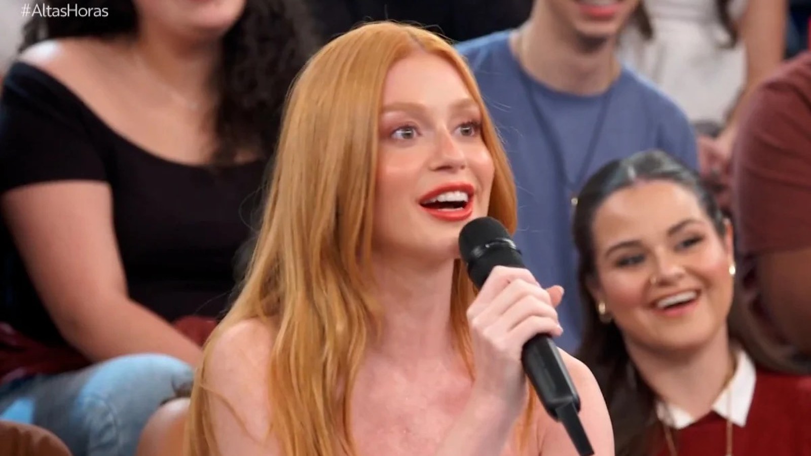 Marina Ruy Barbosa sorrindo e falando em microfone, com a tag #AltasHoras no canto