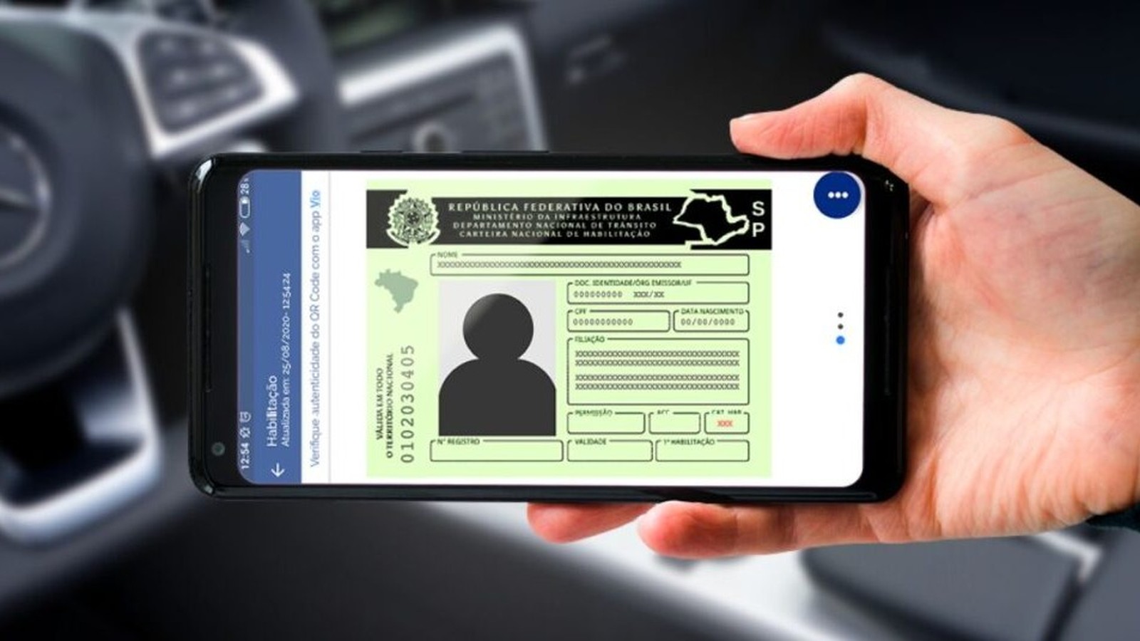 Mão segura celular exibindo CNH Digital brasileira com fundo de carro embaçado