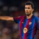 Rodri, jogador do Barcelona com camisa listrada, apontando com o braço estendido
