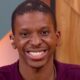 Jovem negro sorrindo em tela de TV, com # Encontro e AO VIVO na tela