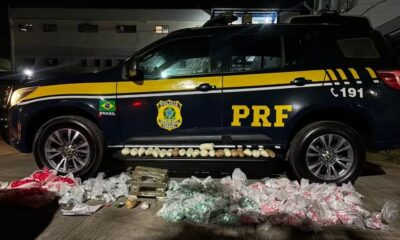 Viaturas da PRF, com logo e identificação, diversas drogas embaladas no chão