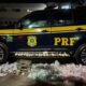 Viaturas da PRF, com logo e identificação, diversas drogas embaladas no chão