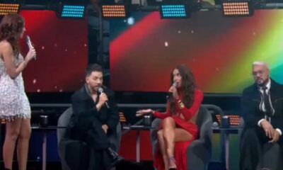 Ana Clara, Anitta, Júnior Lima e Belo em palco de TV com microfones em programa