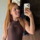 Viih Tube ruiva fazendo selfie, com língua para fora, vestindo top marrom