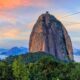 Bondinho do Pão de Açúcar com vista panorâmica do Rio de Janeiro sob céu azul