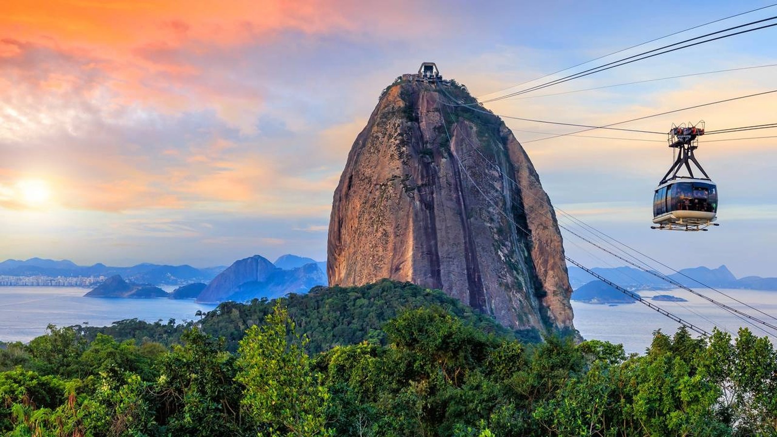 Bondinho do Pão de Açúcar com vista panorâmica do Rio de Janeiro sob céu azul