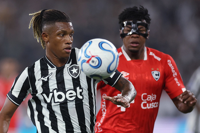 Besiktas faz proposta por Danilo, do Botafogo, mas negócio tem entrave