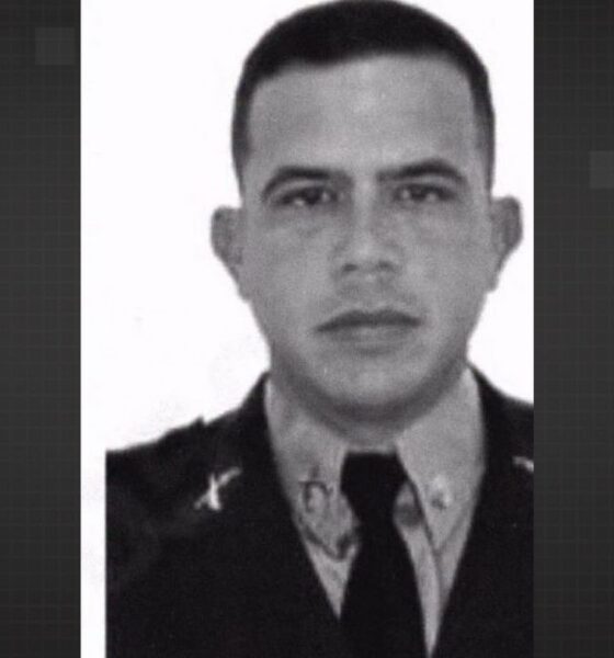 Retrato em preto e branco do policial militar Adriano Henrique Jardim da Silva em uniforme