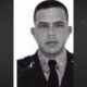 Retrato em preto e branco do policial militar Adriano Henrique Jardim da Silva em uniforme
