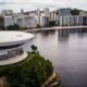 Museu de Arte Contemporânea de Niterói e cidade costeira sob céu nublado