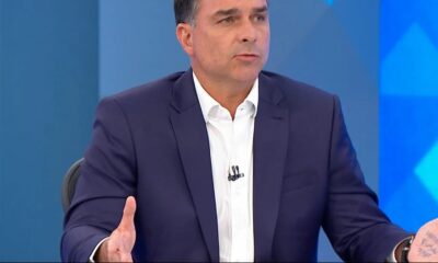 Homem de terno e camisa branca, com anotações "MUDANÇA FUTURO 7/SET" na mão